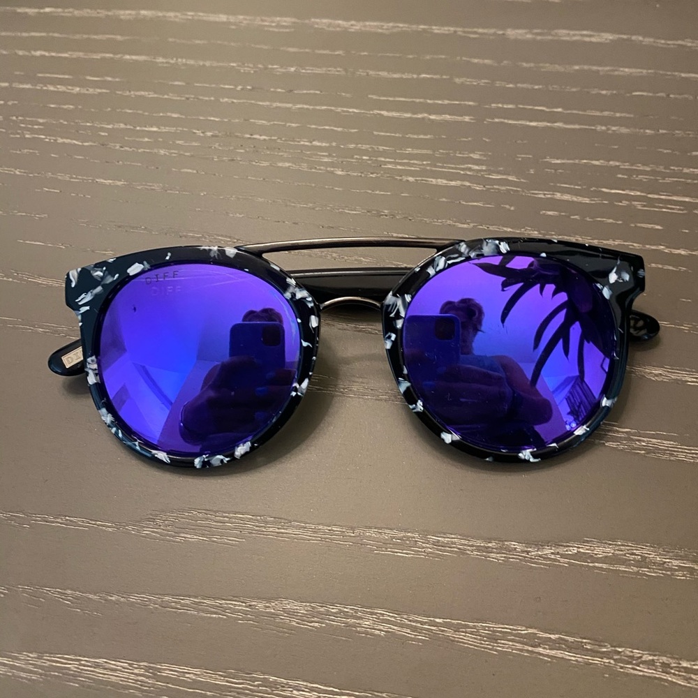 Diff reflective purple glasses